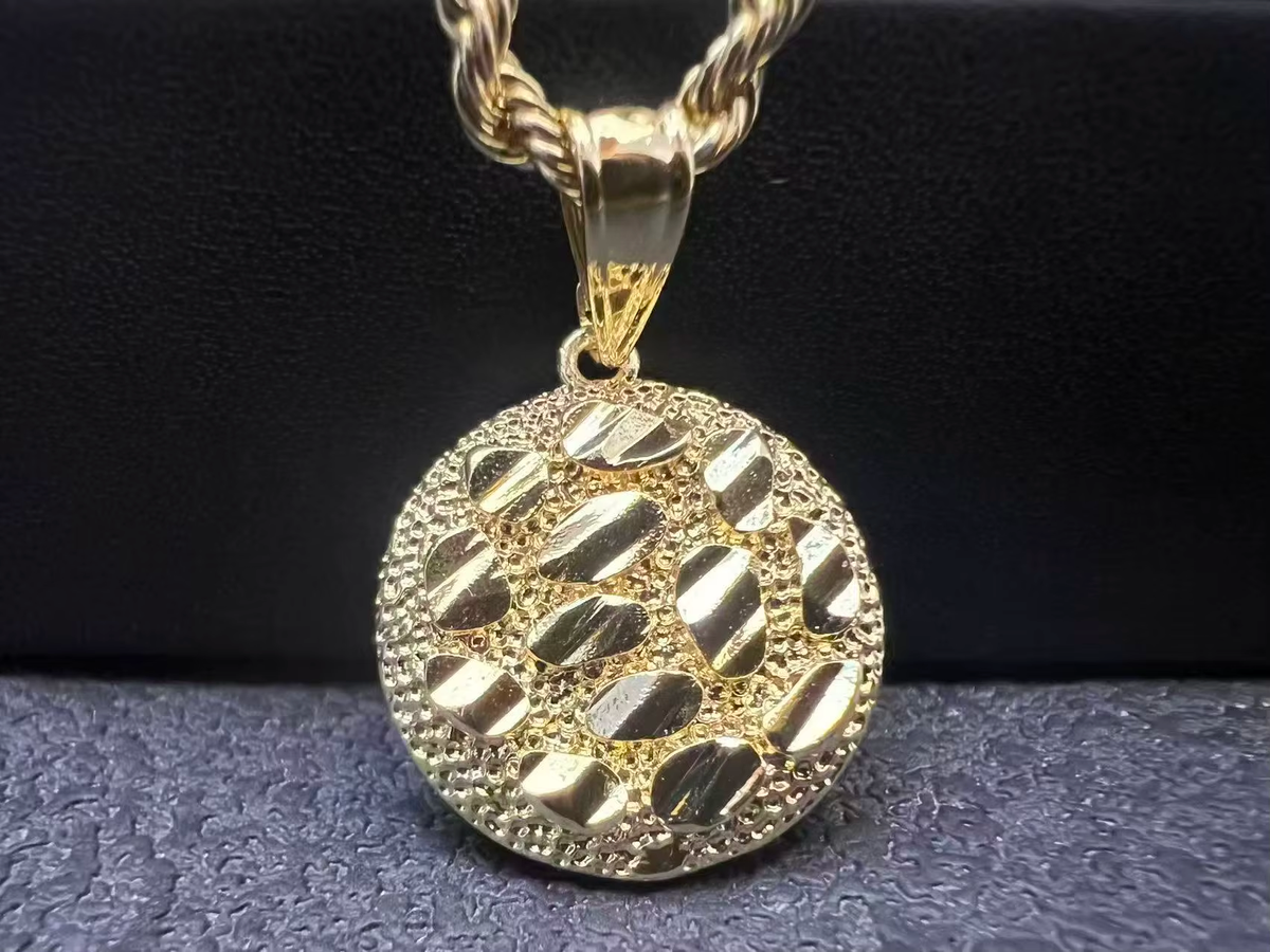 Custom Waterproof 18K Gold Stainless Steel Hammered round Pendants Necklace for Women
