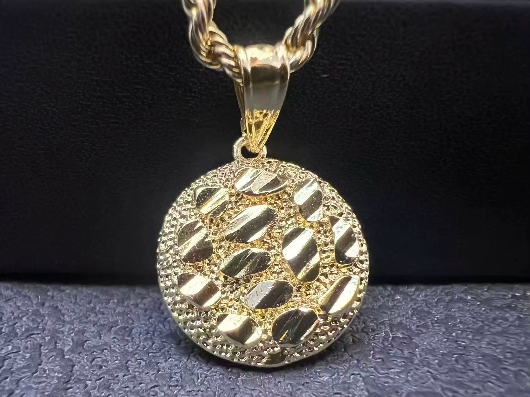 Custom Waterproof 18K Gold Stainless Steel Hammered round Pendants Necklace for Women