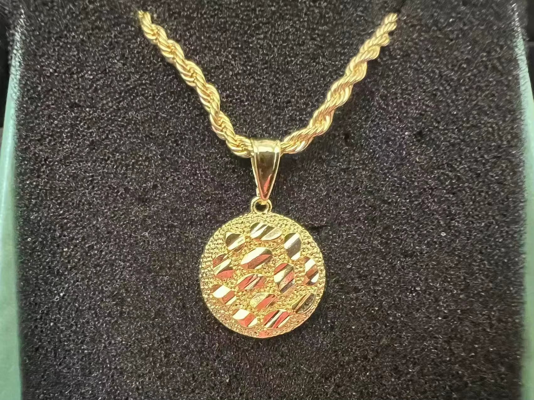 Custom Waterproof 18K Gold Stainless Steel Hammered round Pendants Necklace for Women
