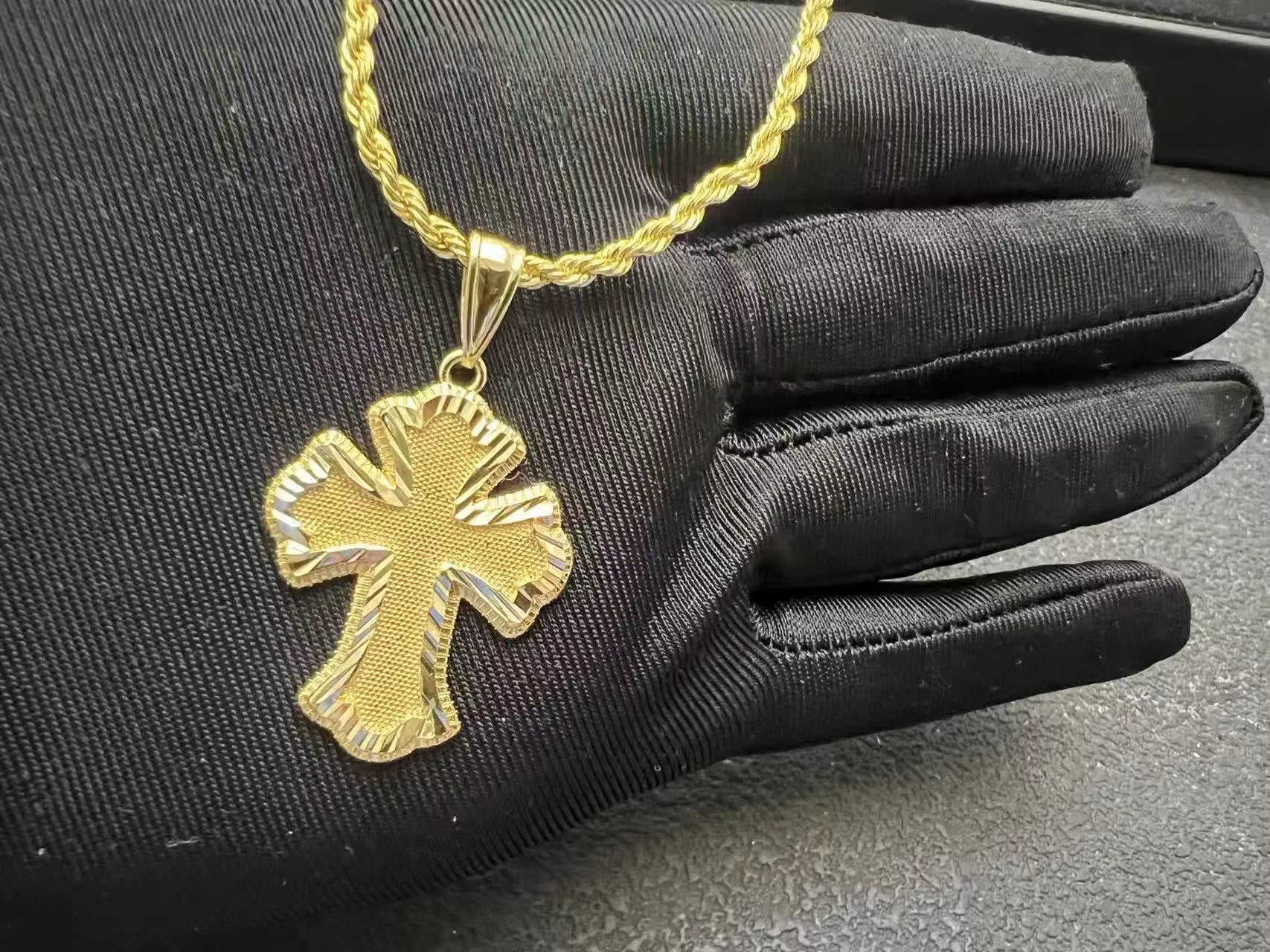 Custom Religious Stainless Steel Jesus Praying Hands Necklace Quality Classic Christian Fashionable Pendants Charms