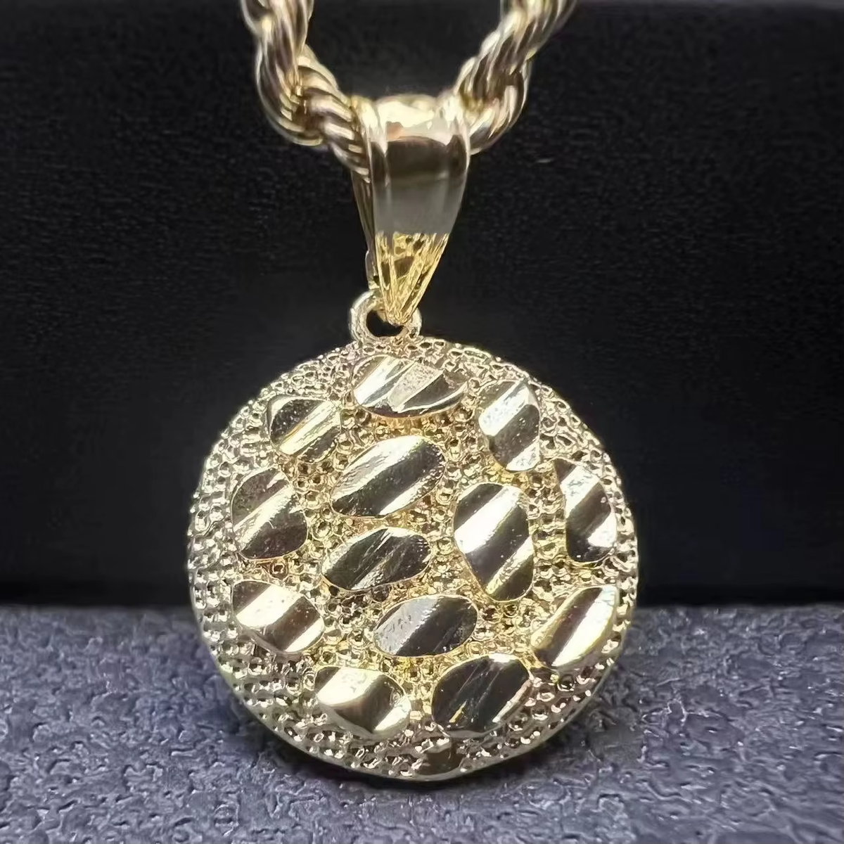 Custom Waterproof 18K Gold Stainless Steel Hammered round Pendants Necklace for Women